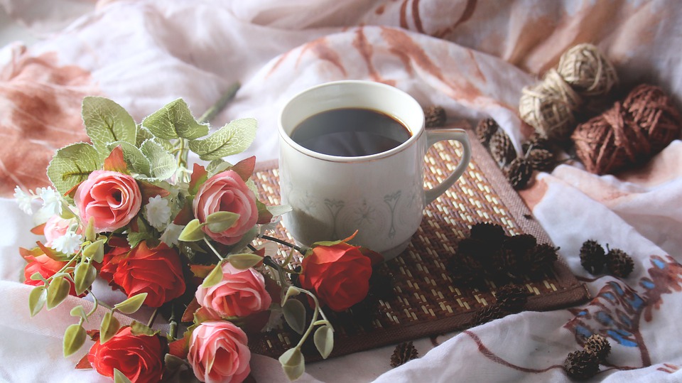 باقة من الورد بجوار كوب من القهوة